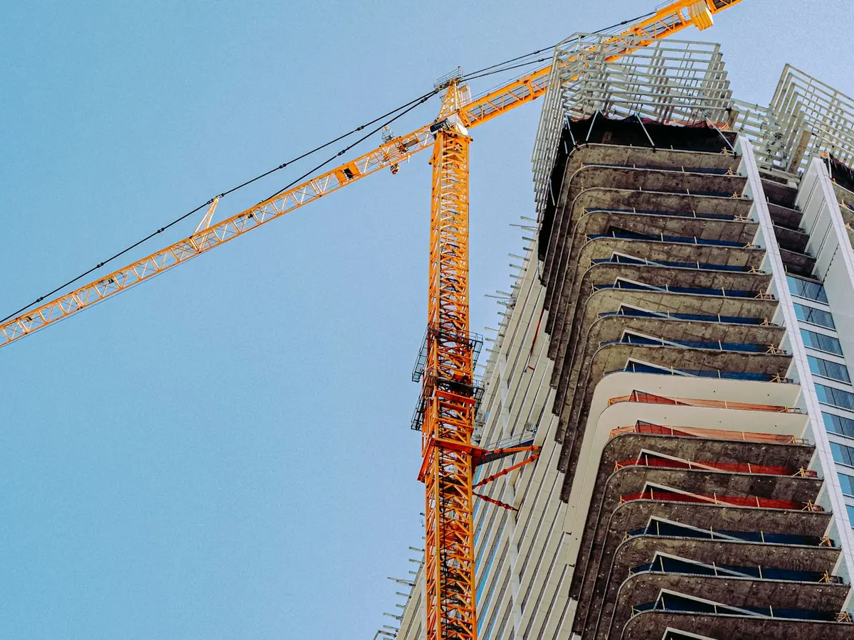 Grue sur une tour en construction