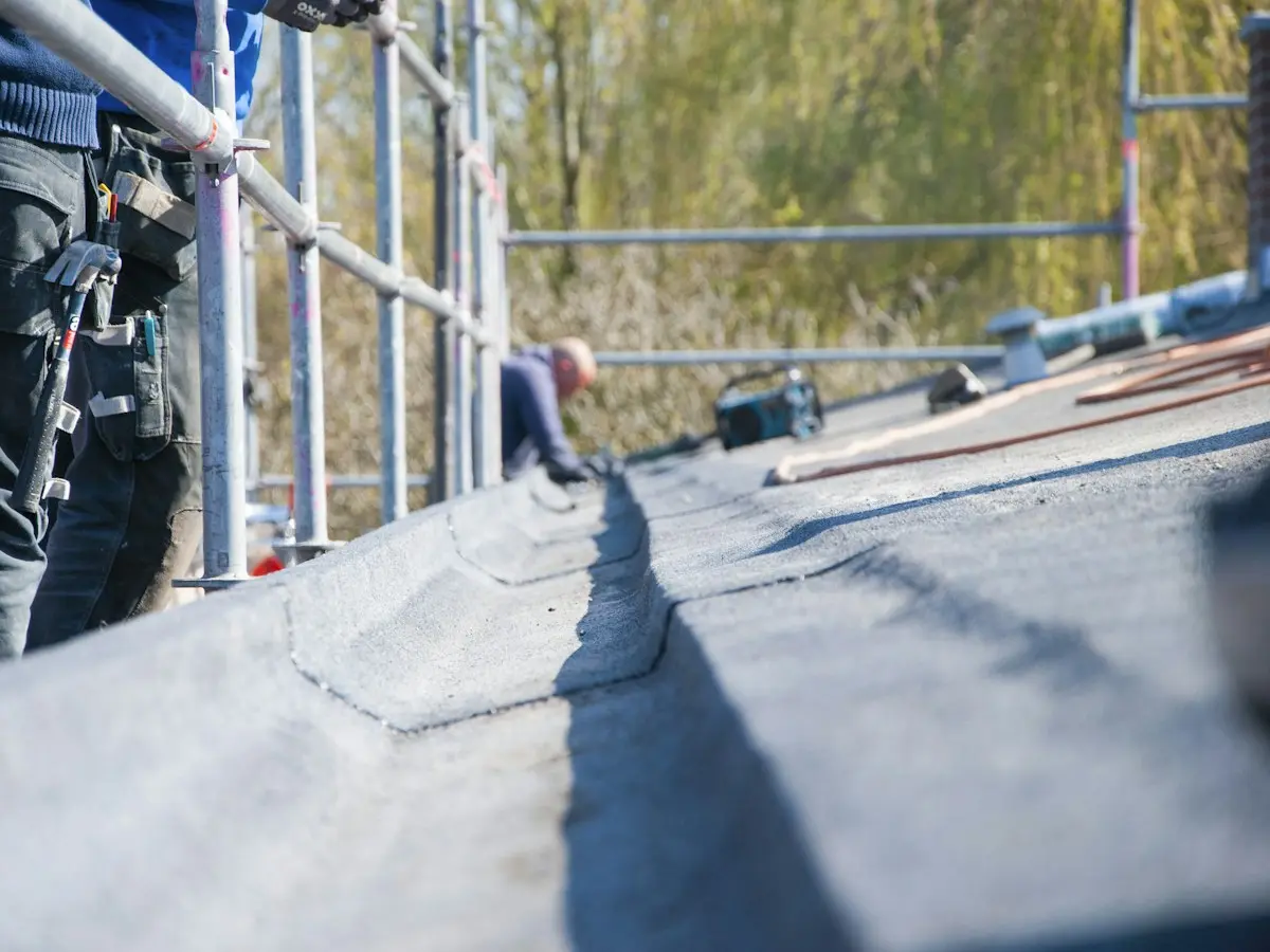 Étancheur au travail sur une toiture-terrasse
