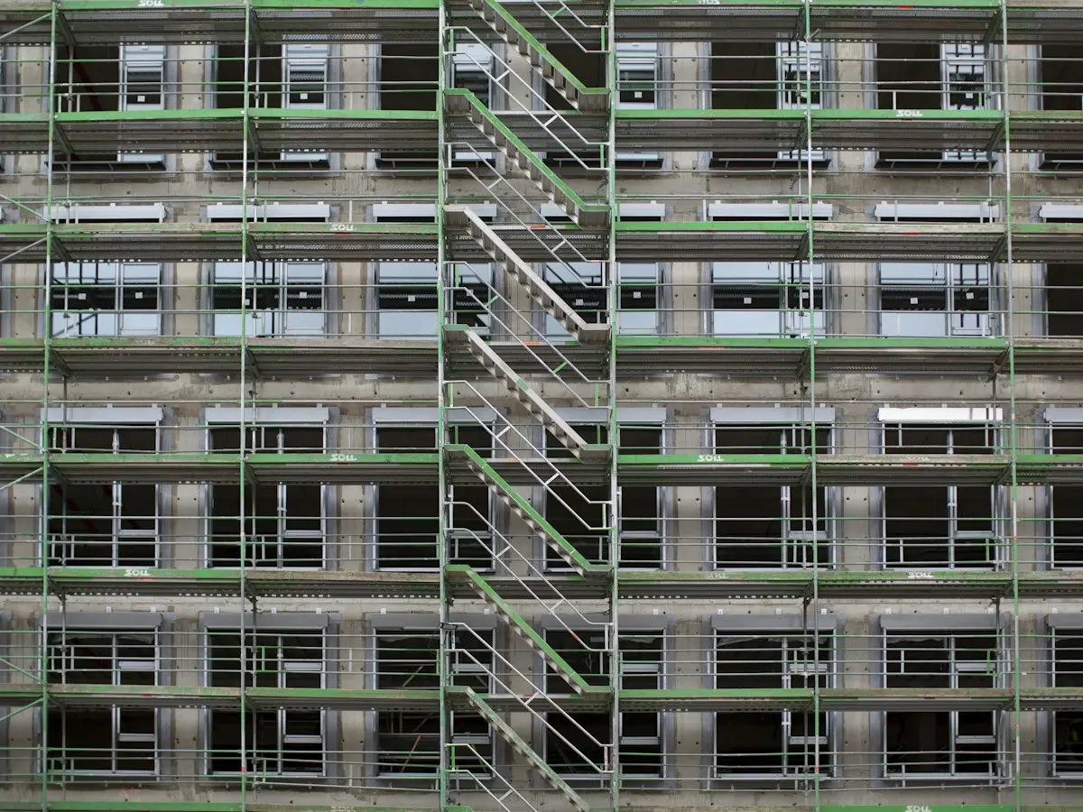 Façade d’immeuble sous échafaudage