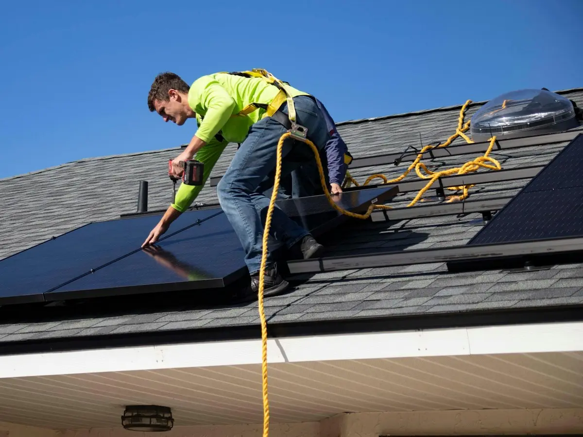 Pose de panneaux photovoltaïques sur une toiture