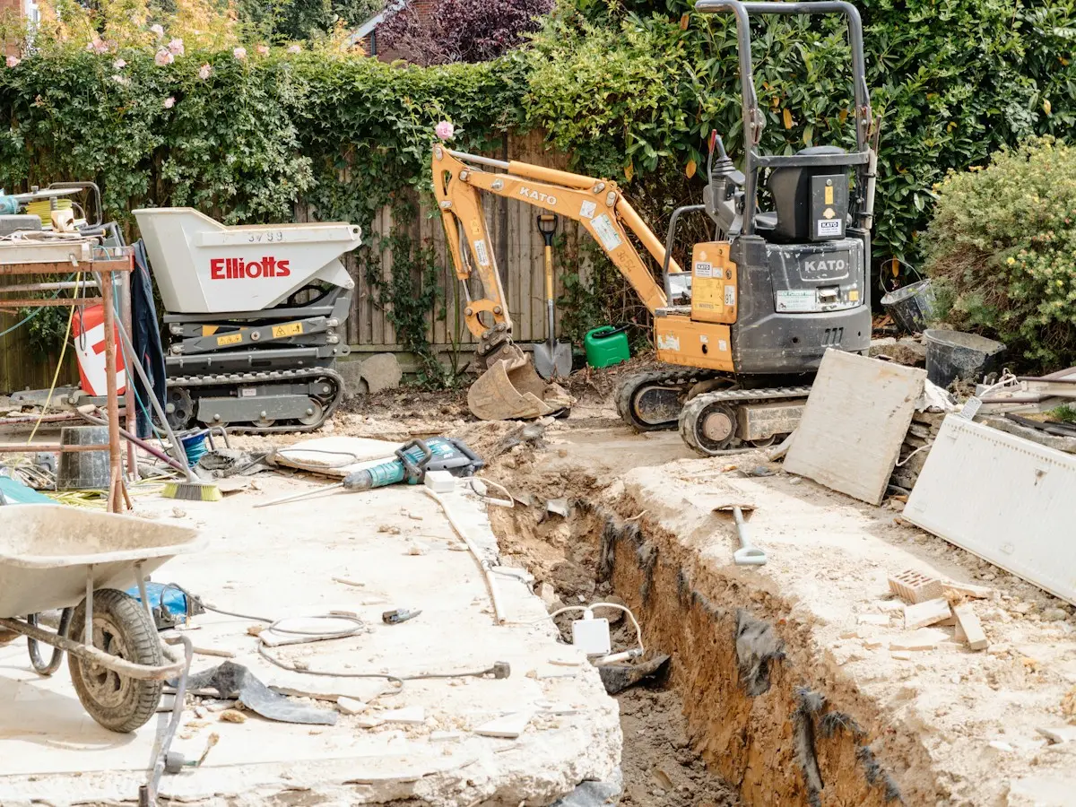 Terrassement dans un jardin, mini-pelle au travail