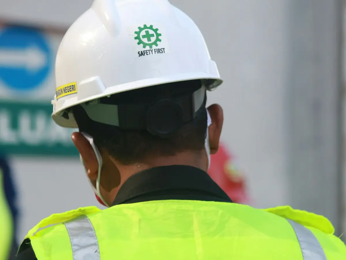 Coordinateur sécurité en casque et gilet